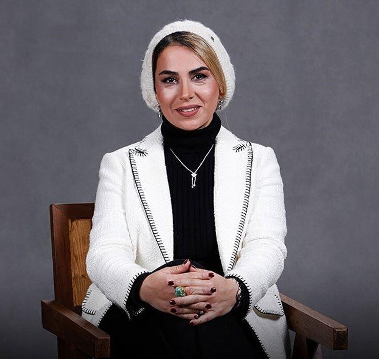 تینا پاکروان با رئیس اسبق ساواک نسبت خانوادگی دارد؟