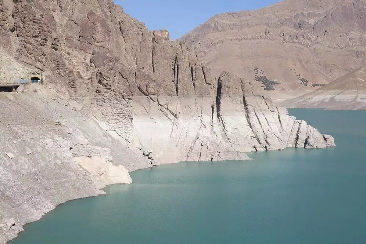 تهران لب‌تشنگی را تجربه می‌کند/ نامه محرمانه چمران به وزیر کشور درباره وضعیت آب، افزایش استفاده از آب معدنی به‌دلیل افت کیفیت آب شهری