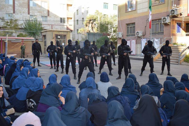 مگر پلیس بیکار است که بخواهد در مدارس مستقر شود
