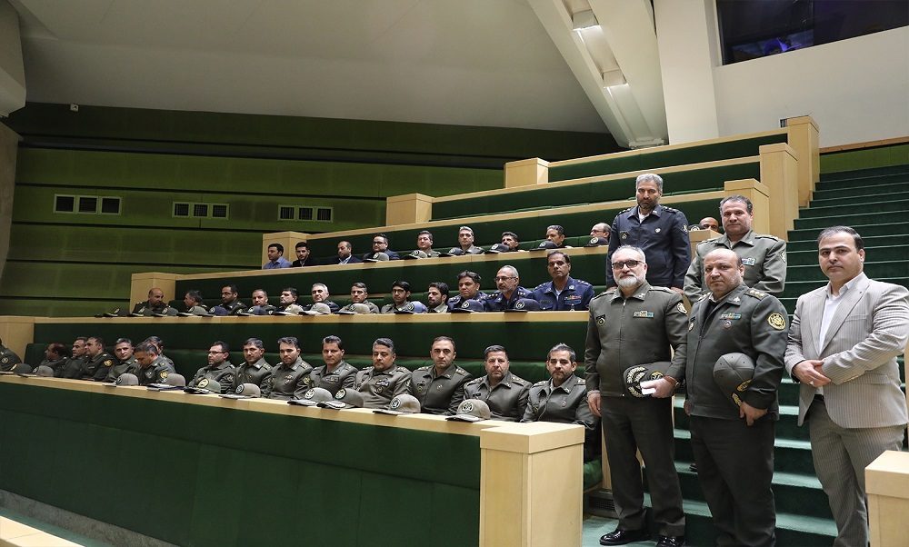جمعی از فرماندهان ارتش در مجلس حضور یافتند