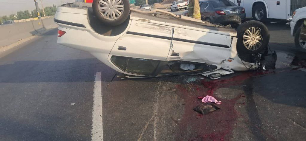 تصادف در جاده خاوران، راننده بی‌هوش از خودرو بیرون کشانده شد