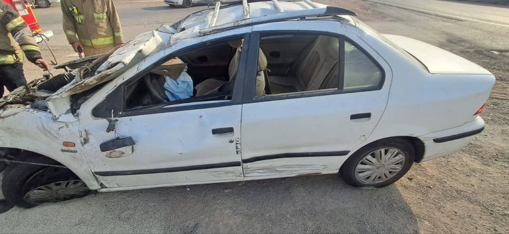 تصادف در جاده خاوران، راننده بی‌هوش از خودرو بیرون کشانده شد