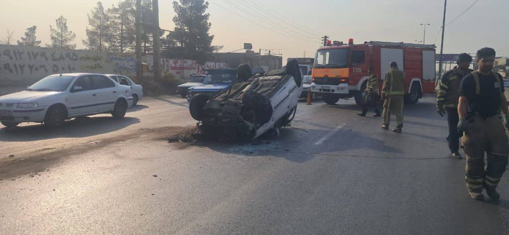 تصادف در جاده خاوران، راننده بی‌هوش از خودرو بیرون کشانده شد
