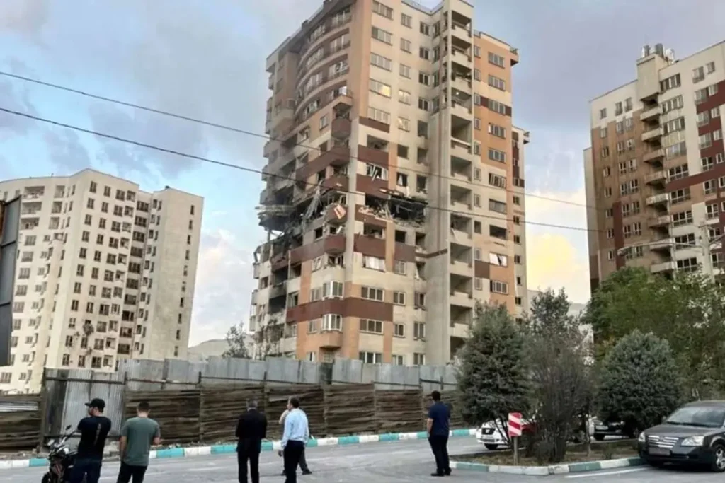 بازدید دکتر پزشکیان از مناطق مسکونی که در جنگ آسیب دیدهاند 1 بازدید دکتر پزشکیان از مناطق مسکونی که در جنگ آسیب دیدهاند