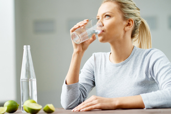 آب خوردن برای پوست باعث آبرسانی می‌شود؟تاثیرات آب بر بدن