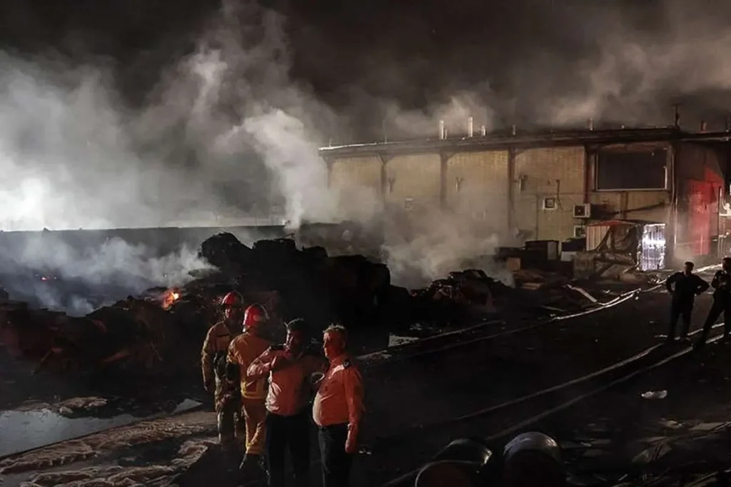 انبار نفتی شهرری و آتش سوزی که همچنان ادامه دارد 3 انبار نفتی شهرری و آتش سوزی که همچنان ادامه دارد