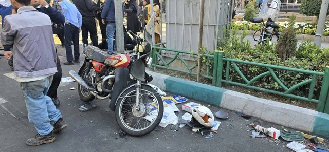 تصادف موتور و نیسان در بزرگراه آیت الله سعیدی 2 تصادف موتور و نیسان در بزرگراه آیت الله سعیدی