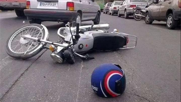 تصادف موتور و نیسان در بزرگراه آیت الله سعیدی 1 تصادف موتور و نیسان در بزرگراه آیت الله سعیدی