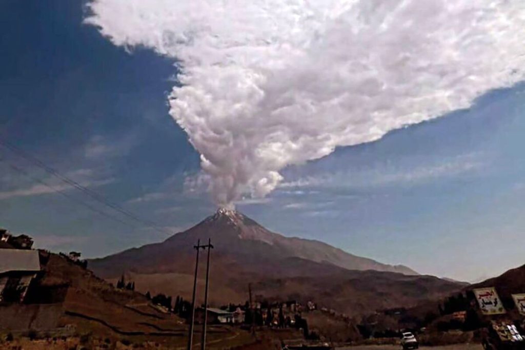 بخار و گاز دماوند؛ آیا نشانه فوران و فعال شدن آتشفشان است؟ 1 بخار و گاز دماوند؛ آیا نشانه فوران و فعال شدن آتشفشان است؟