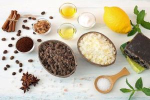 آموزش کامل و قدم‌به‌قدم استفاده صحیح از اسکراب صورت خانگی