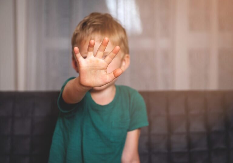 آموزش نه گفتن به کودکان؛ اهمیت حریم شخصی و لمس بدون رضایت