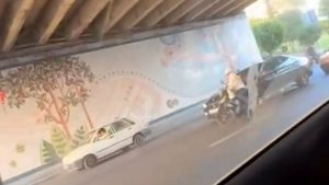 زورگیران موتورسوار در اتوبان نیایش،سرقت با قمه! 2 زورگیران موتورسوار در اتوبان نیایش،سرقت با قمه!