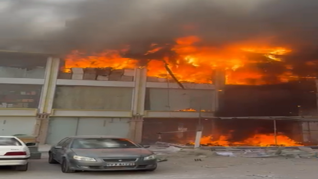 آتشسوزی گسترده در مجتمع تجاری اطلس درگهان قشم + عکس و فیلم 1 آتشسوزی گسترده در مجتمع تجاری اطلس درگهان قشم