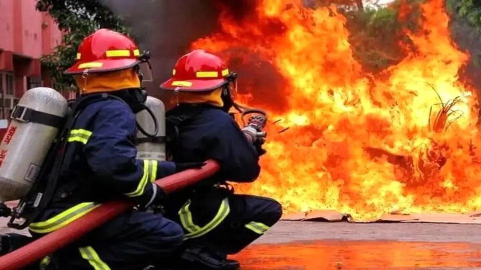 آتشسوزی گسترده در مجتمع تجاری اطلس درگهان قشم + عکس و فیلم 3 5490064