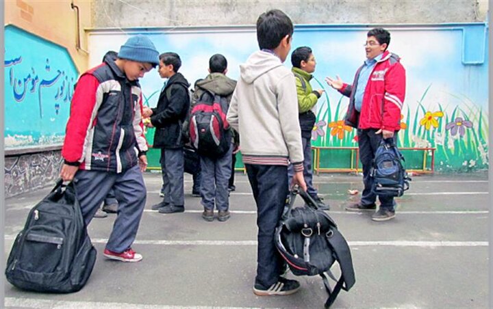 گلایه دانش‌آموزان از سنگینی کوله‌ها؛ آیا حجم کتاب‌های درسی بیش از حد است؟