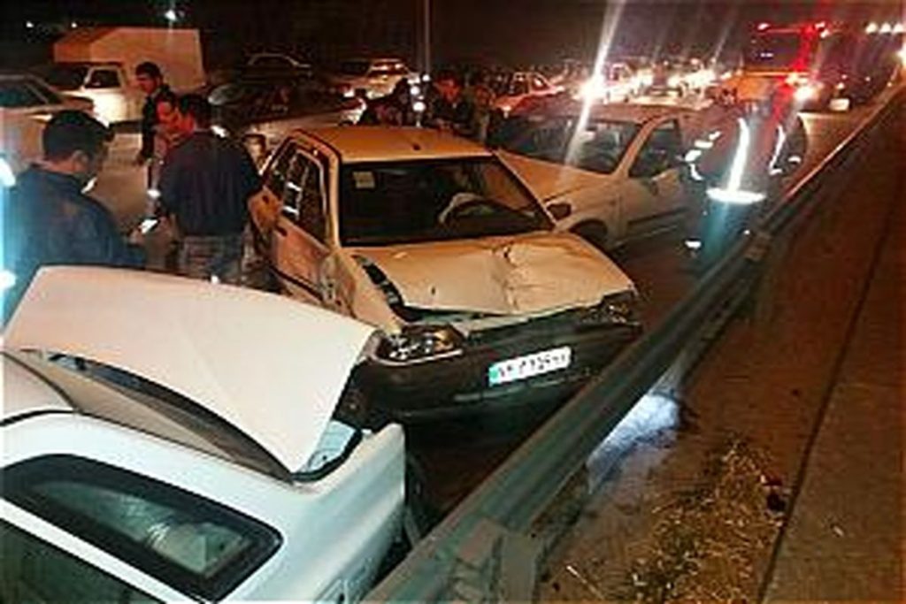 16 خودرو در بزرگراه امام‌علی؛ تصادف زنجیره‌ای بر اثر نشت گازوئیل